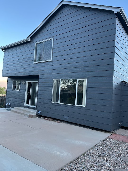 Real residential exterior siding and finish work by Yovani's Repair LLC